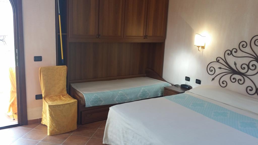 Hotel Ristorante La Tana Di Li Mazzoni Trinità dʼAgultu المظهر الخارجي الصورة
