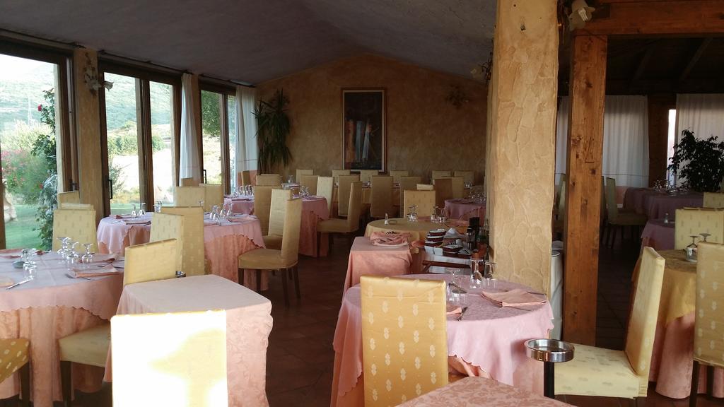 Hotel Ristorante La Tana Di Li Mazzoni Trinità dʼAgultu الغرفة الصورة