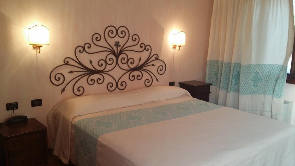Hotel Ristorante La Tana Di Li Mazzoni Trinità dʼAgultu الغرفة الصورة