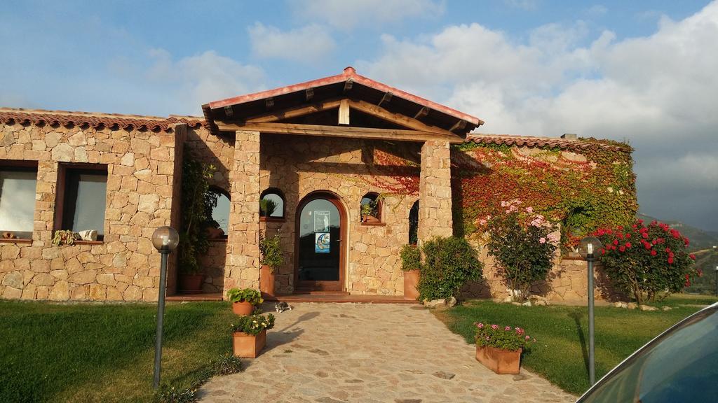 Hotel Ristorante La Tana Di Li Mazzoni Trinità dʼAgultu المظهر الخارجي الصورة