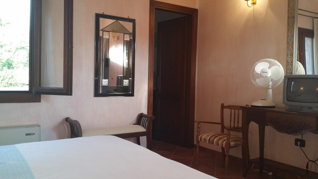 Hotel Ristorante La Tana Di Li Mazzoni Trinità dʼAgultu المظهر الخارجي الصورة